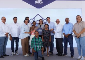 Vicepresidenta afirma trabajan para “construir un país donde las oportunidades lleguen a cada rincón”