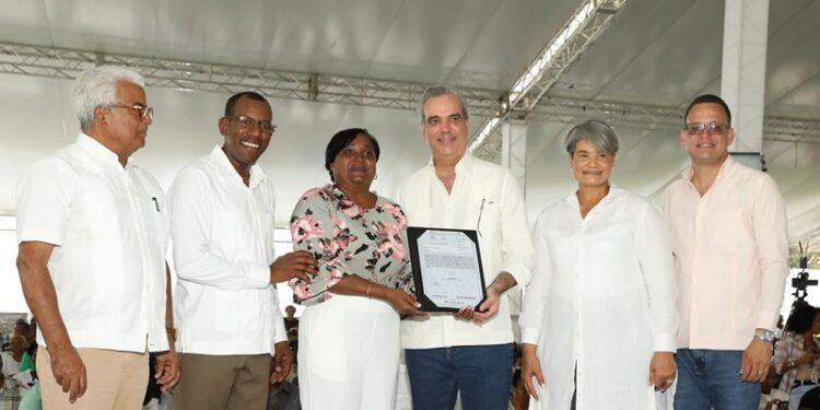 Presidente Abinader entrega 1.700 títulos de propiedad