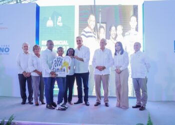 Presidente Abinader entrega 227 apartamentos en Sabana Perdida