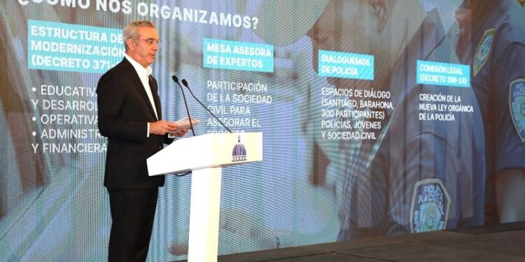 Presidente Abinader presenta la nueva imagen de la Policía Nacional