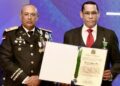 Presidente Abinader condecora al exjefe policial Santana Páez con la “Orden al Mérito Policial”