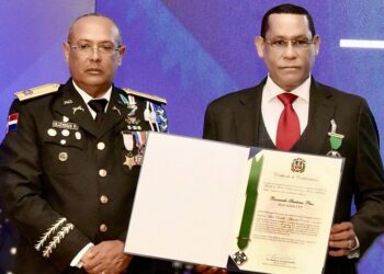 Presidente Abinader condecora al exjefe policial Santana Páez con la “Orden al Mérito Policial”