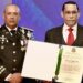 Presidente Abinader condecora al exjefe policial Santana Páez con la “Orden al Mérito Policial”