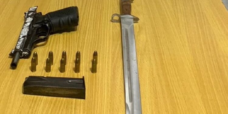Policía incauta arma de fuego y apresa a dos presuntos delincuentes