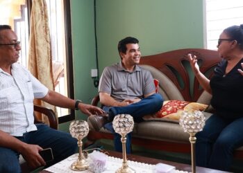 Wellington Arnaud visita Las Guáranas, donde el gobierno cumplió su promesa de llevar agua