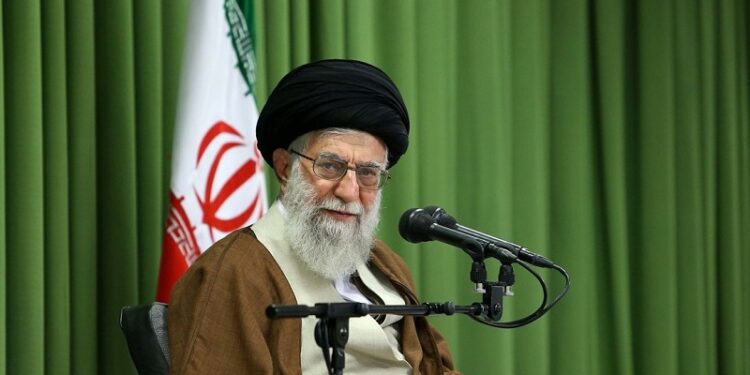 Líder supremo de Irán deja un fuerte mensaje en hebreo para Israel