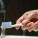 Hallan algo «nunca antes visto» en cepillos de dientes y cabezales de ducha