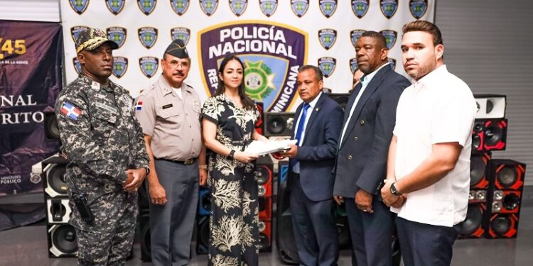Ministra de Interior y Policía entrega equipos ocupados en operativo “Garantía de Paz”
