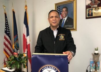 Asambleísta y congresistas  condenan vandalismo en oficina de Adriano Espaillat