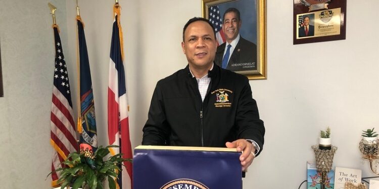 Asambleísta y congresistas  condenan vandalismo en oficina de Adriano Espaillat