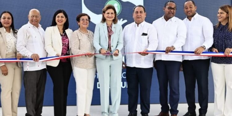 Gobierno entrega primera etapa remozamiento del hospital de Salcedo