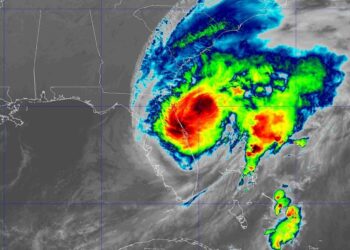 Centro de Milton, ahora categoría 1, se aleja de la costa este de Florida