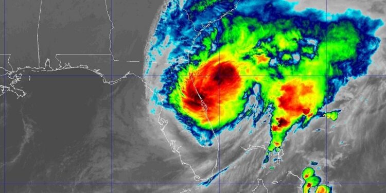 Centro de Milton, ahora categoría 1, se aleja de la costa este de Florida