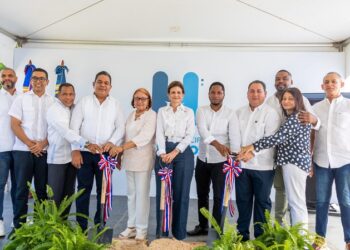 Vicepresidenta Peña entrega escuela, campo de béisbol y da palazo para ampliación de hospital