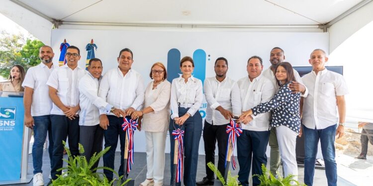 Vicepresidenta Peña entrega escuela, campo de béisbol y da palazo para ampliación de hospital