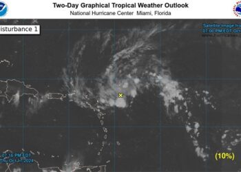 Onda tropical y vaguada incrementarán lluvias en 24 a 48 horas