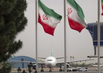 Irán cancela todos los vuelos hasta la mañana del lunes