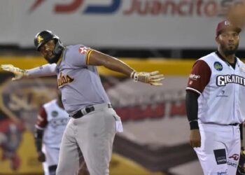 Encarnación, Castro y Muñoz dirigen ataque aguilucho en triunfo ante Gigantes el día inaugural