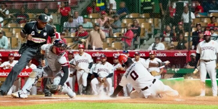 Leones superan 7-1 a Gigantes en el Quisqueya
