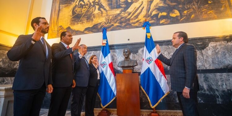 Ministro Paliza juramenta nuevos viceministros en el Minpre