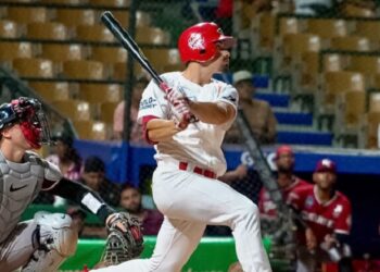 Tres extrabases extienden racha escarlata a 6-0