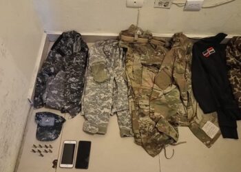 Arrestan a un hombre y una mujer con pertrechos militares