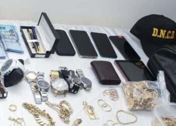 Arrestan siete hombres y una mujer por robo en una joyería en Barahona