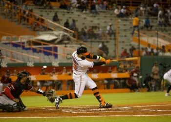 Toros ganan 3º seguido con jonrón de Rivera y hermético bullpen