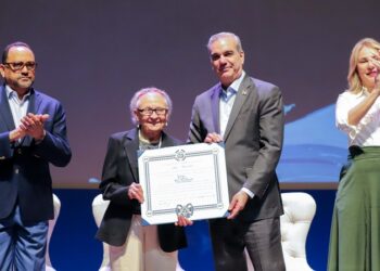 Presidente Abinader condecora a poetisa y ensayista Rhina Espaillat