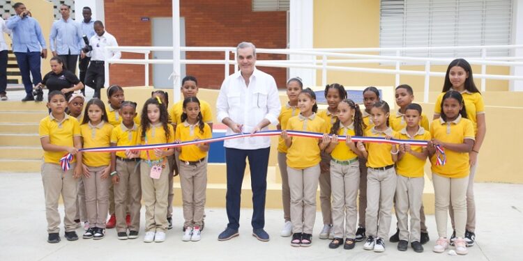 Abinader inaugura remozamiento y ampliación del área de Emergencia del Hospital de Tamboril, una escuela y asfaltado de calles