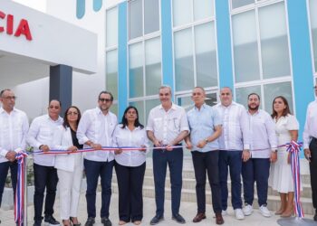 Abinader inaugura remozamiento de hospital, mejoramiento de la Laguna Gri-Gri y oficina de Banreservas