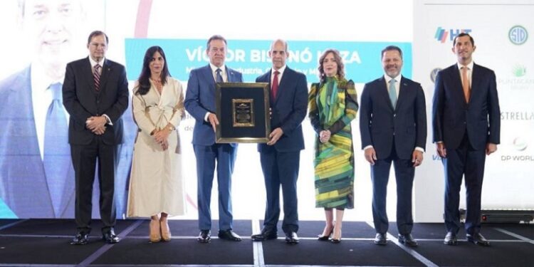 AMCHAMDR reconoce al ministro Bisonó por aportes en materia de nearshoring