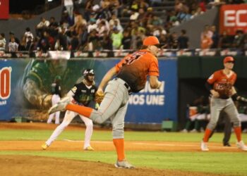 Toros caen en otro partido de extra innings