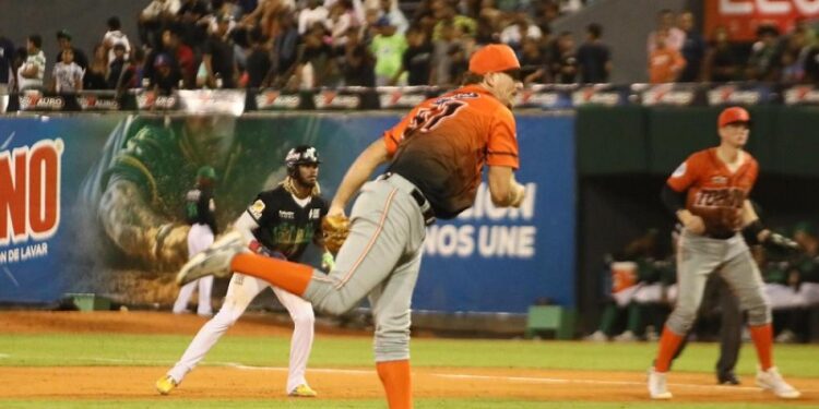 Toros caen en otro partido de extra innings