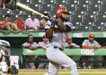 Cordero pega triple en revés de Leones