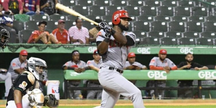 Cordero pega triple en revés de Leones