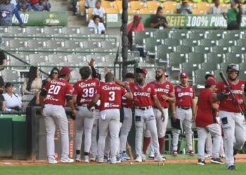 Los Gigantes se apoyan en dos rallies para vencer a las Estrellas nueve por tres