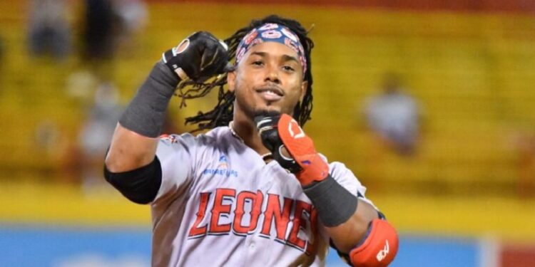 Segura pega grand slam, pero Leones caen en Santiago