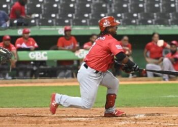 Segura extiende a 14 racha de juegos dando hits en revés rojo