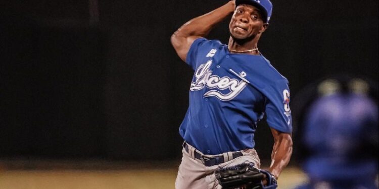 Liz y Aquino brillan; Licey blanquea a Gigantes