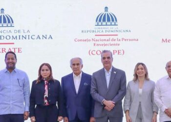 Presidente Luis Abinader designa oficialmente a 90 personas cuidadoras en Conape
