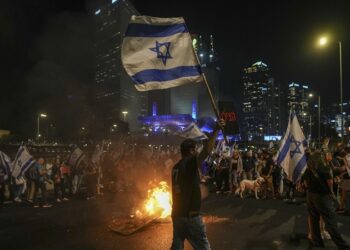 Estallan protestas en Israel tras el despido del ministro de Defensa por Netanyahu