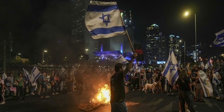 Estallan protestas en Israel tras el despido del ministro de Defensa por Netanyahu