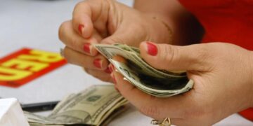 El país recibió 8,911.7 millones de dólares en remesas entre enero y octubre