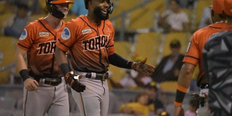 Toros se imponen en Santiago con 2 jonrones de Sandro Fabián