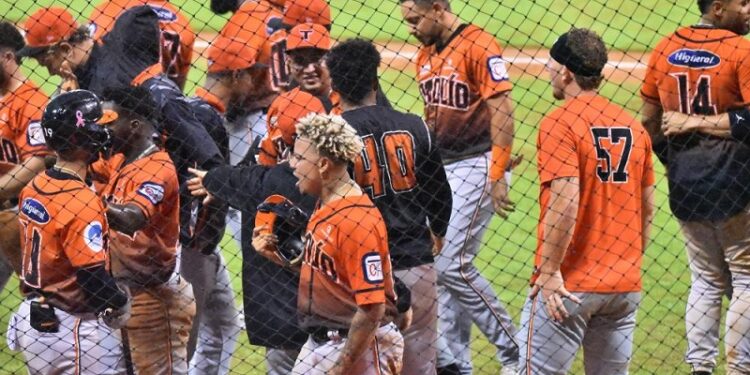 Toros remontan en extra innings sobre las Águilas