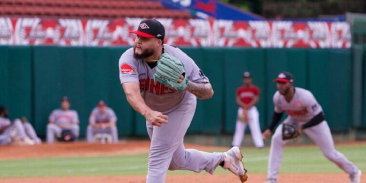 Con blanqueada, Leones amplían racha y dominio sobre Gigantes