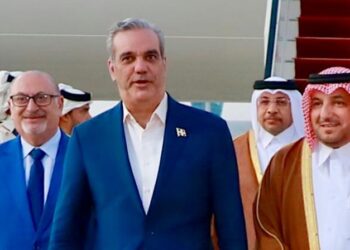 Abinader llega a Qatar para participar en el Foro Mundial de Doha y agotar una visita oficial