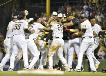Águilas frenan el avance de los Tigres con triunfo 4-3 en 10 entradas
