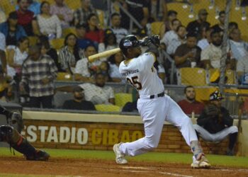 Águilas y Canario apabullan a los Toros en el Estadio Cibao